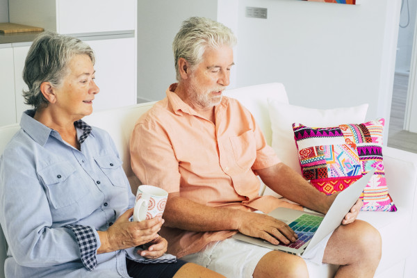 senior-old-people-couple-at-home-sit-down-on-the-s-V7R8VWN